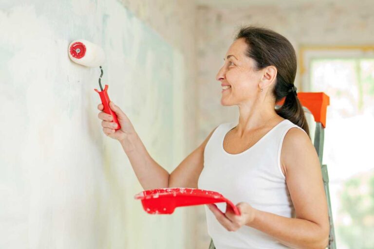 Dicas práticas para renovar a pintura da casa sem contratar um profissional